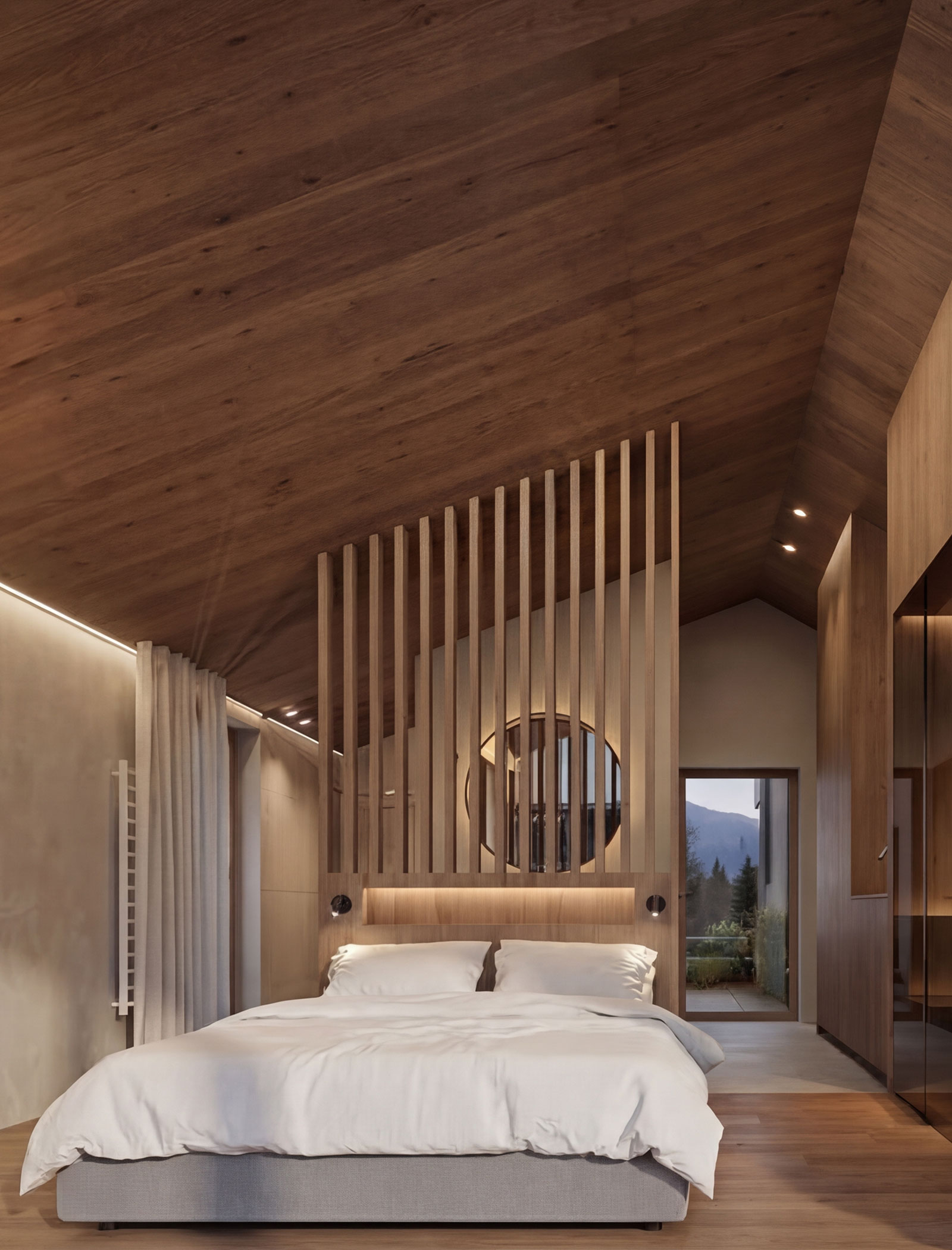 Camera moderna con soffitto a volta in legno, divisorio a doghe, letto grande e vista sugli alberi attraverso la porta. - AMIL chalets dolomites